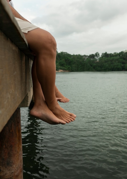 Foto grátis família descansando em um cais