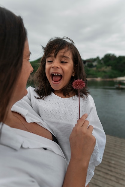 Foto grátis família descansando em um cais