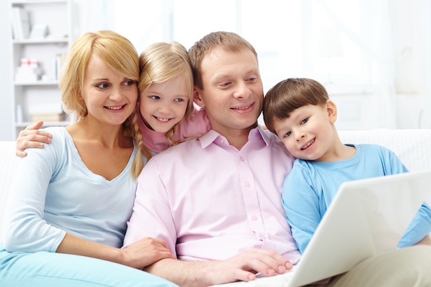 família descontraído com laptop
