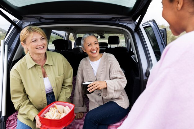 Família desfrutando de uma parada em sua viagem