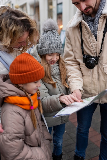 Família desfrutando de uma viagem em suas férias