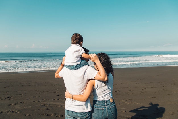 Foto grátis família, desfrutando, vista, de, mar