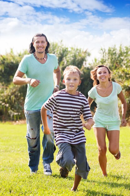 Família desportiva feliz de três