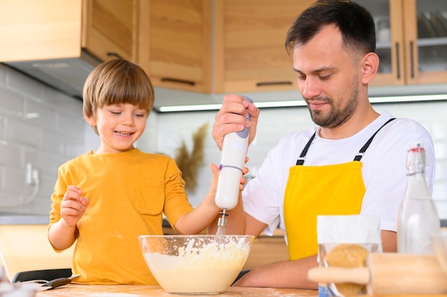 Família dirigindo a massa com misturador