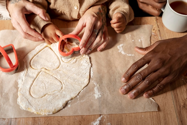 Foto grátis família e criança fazendo biscoitos