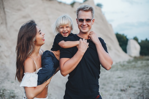 Família elegante em um parque