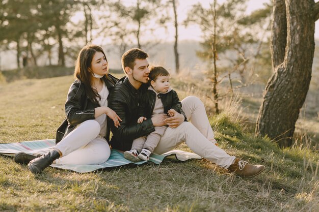 Família elegante, sentado em um campo de primavera