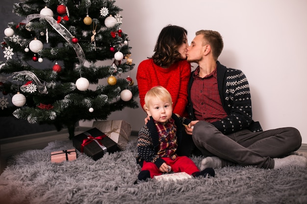 Família em casa no natal