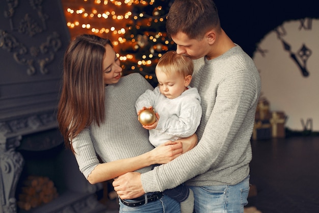 Família em casa perto da árvore de natal