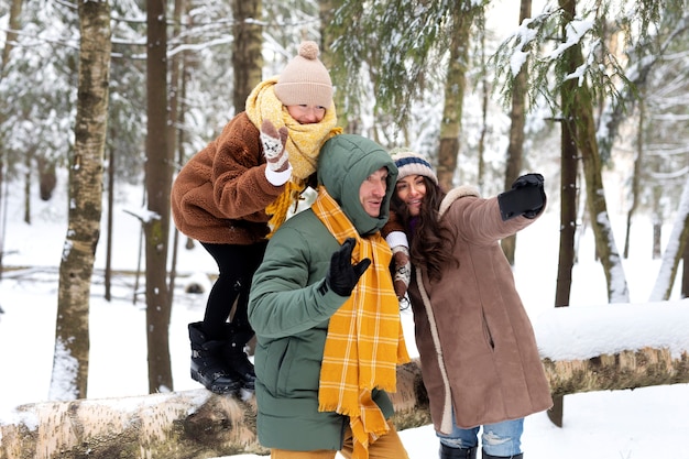 Família em foto média tirando selfie