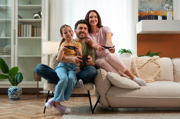 Família em frente a jogar videogame