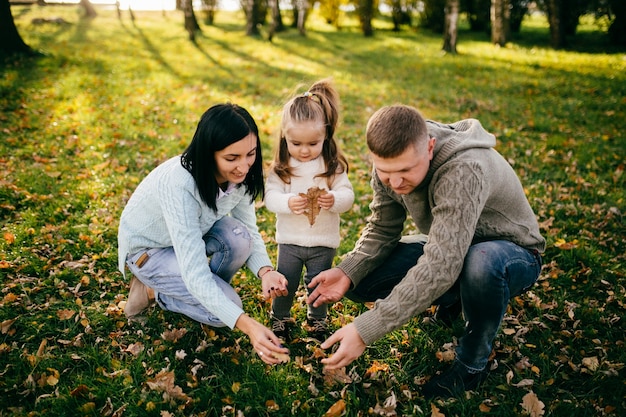 Foto grátis família em natureza verde juntos