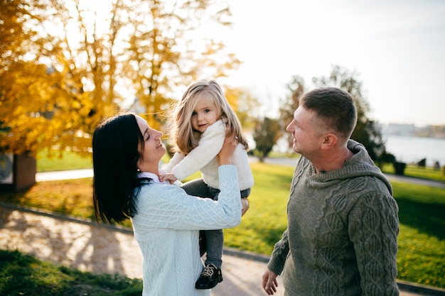 Foto grátis família em natureza verde juntos