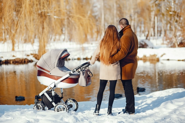 Foto grátis família em um parque de inverno