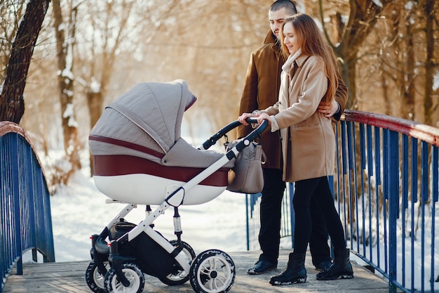 Família em um parque de inverno