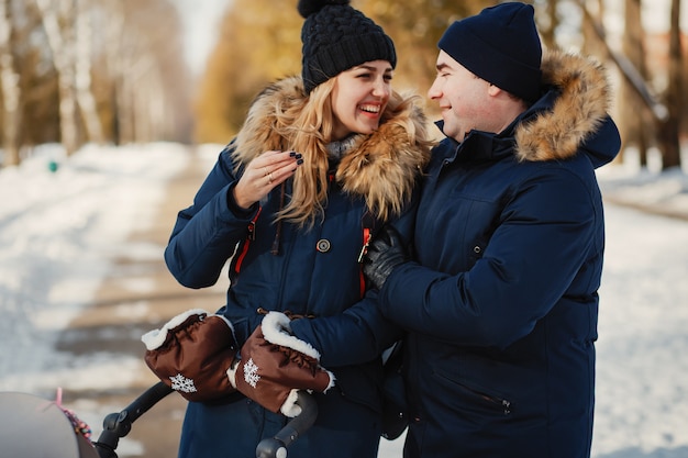 Família em um parque de inverno