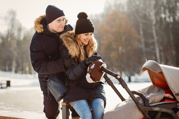 Família em um parque de inverno