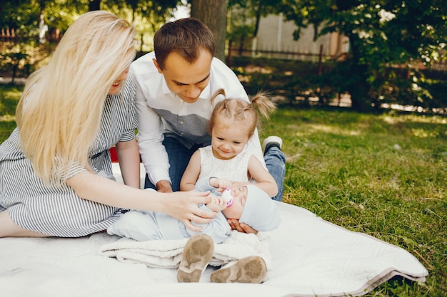 família em um parque de verão