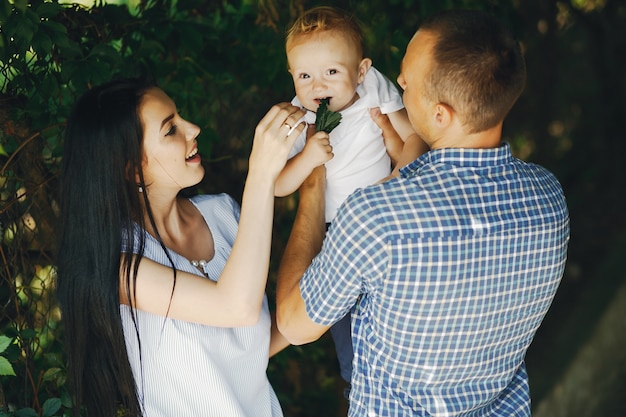 Foto grátis família em um parque