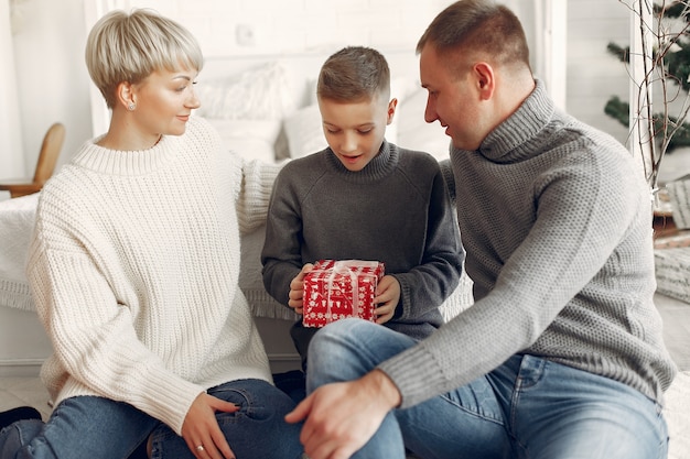 Família em um quarto. garotinho perto da decoração de natal. mãe com pai com filho