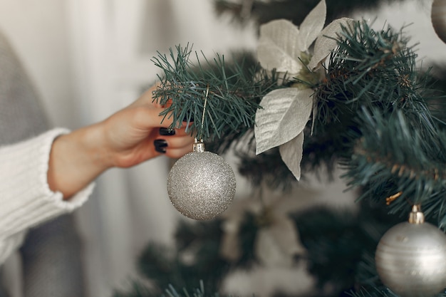 Família em um quarto. Garotinho perto da decoração de Natal. Mãe com pai com filho