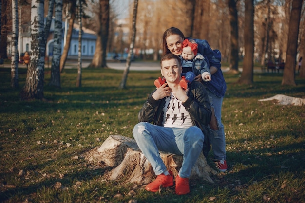 Foto grátis família em uma caminhada