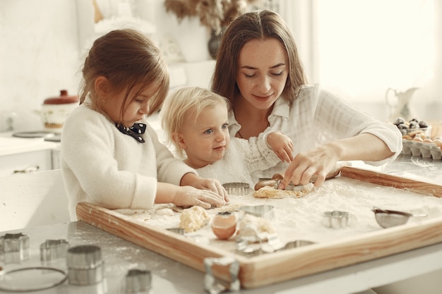 Família em uma cozinha. Linda mãe com filha.