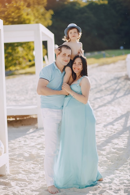 Foto grátis família em uma praia