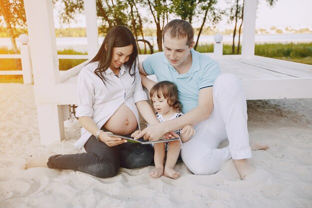 Foto grátis família em uma praia