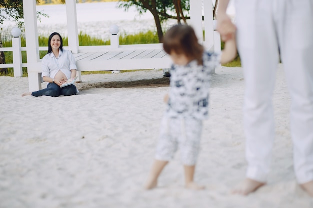 família em uma praia