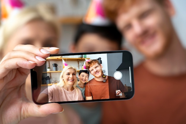 Família embaçada vista frontal tomando selfie