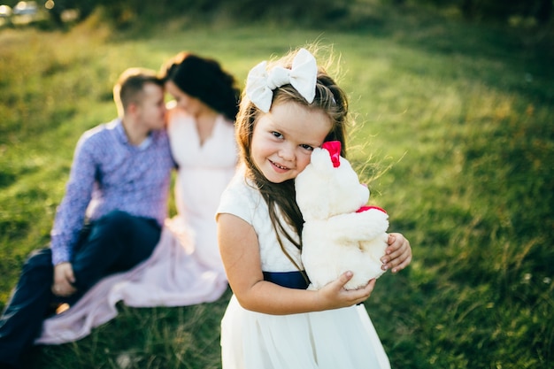 Família encantadora na floresta