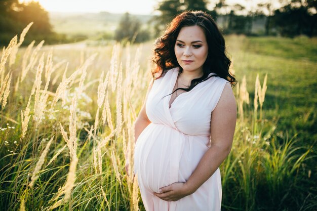 Família encantadora na floresta