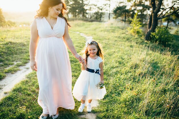 Família encantadora na floresta