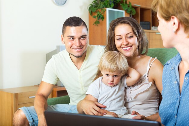 família falando com agente