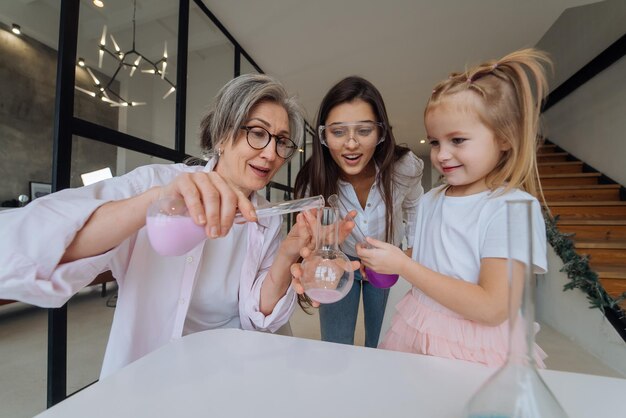 Família fazendo experimento químico misturando frascos dentro de casa