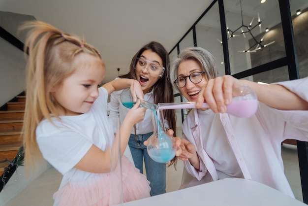 Família fazendo experimento químico misturando frascos dentro de casa