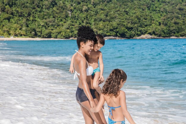 Família fazendo férias na praia