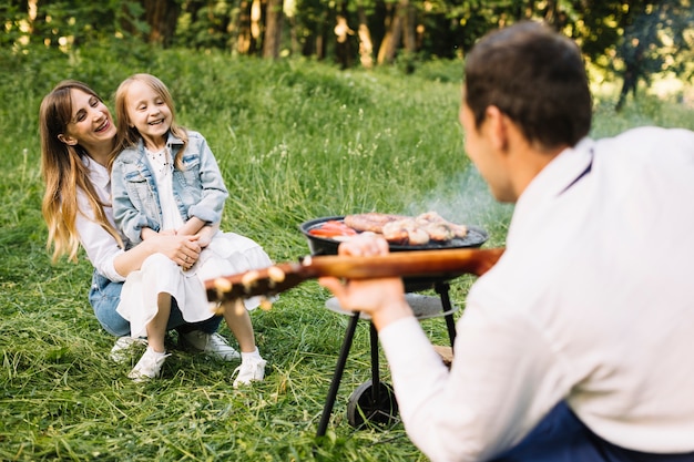 Família fazendo um churrasco na natureza