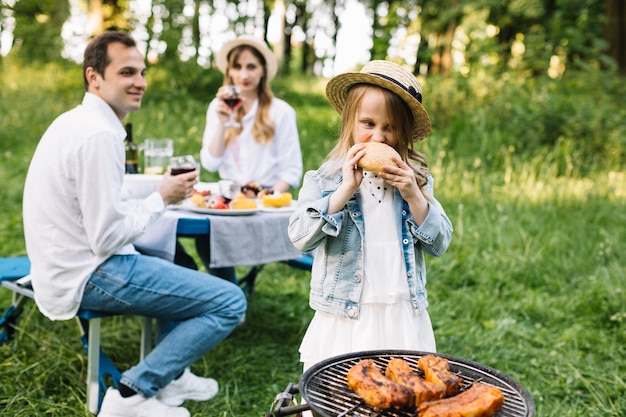 Família fazendo um churrasco na natureza