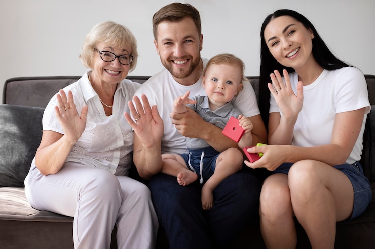 Foto grátis família fazendo uma videochamada em casa