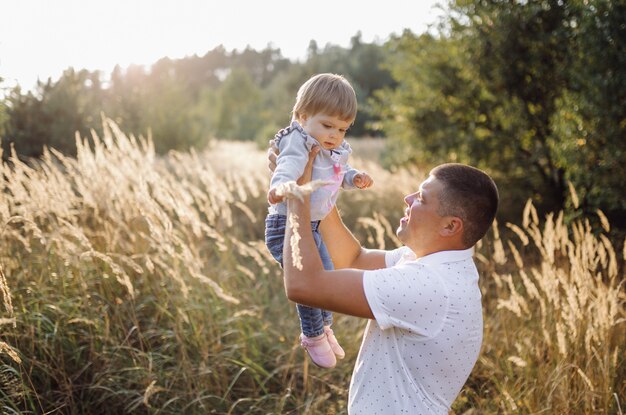 Família feliz ao ar livre a passar tempo juntos