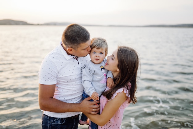 Família feliz ao ar livre a passar tempo juntos