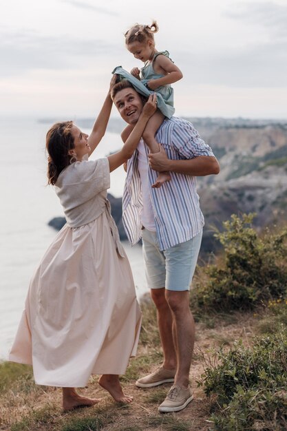 família feliz ao ar livre