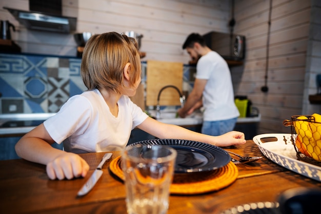 Família feliz aproveitando o tempo juntos