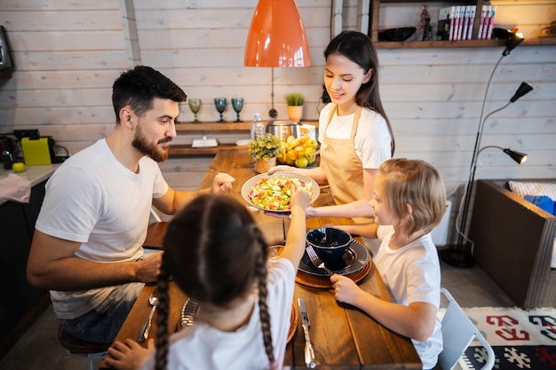 Foto grátis família feliz aproveitando o tempo juntos