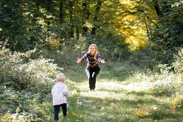 Família feliz brincando e rindo no parque outono