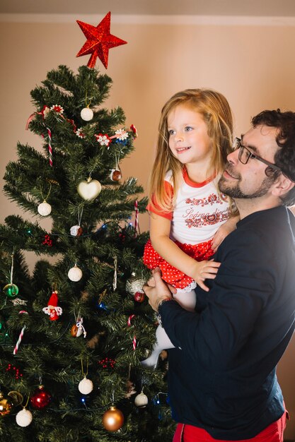 Família feliz com árvore de natal