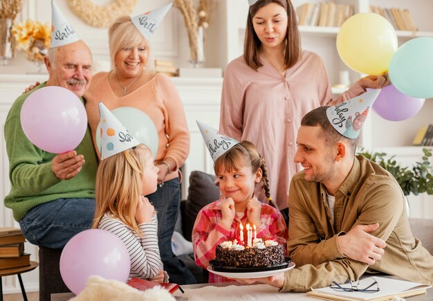 Família feliz com bolo médio