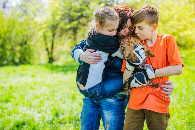 Família feliz com cachorro no parque